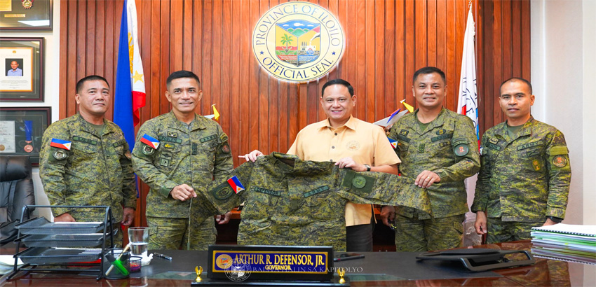 Governor Defensor Receives Army Reservist Uniform